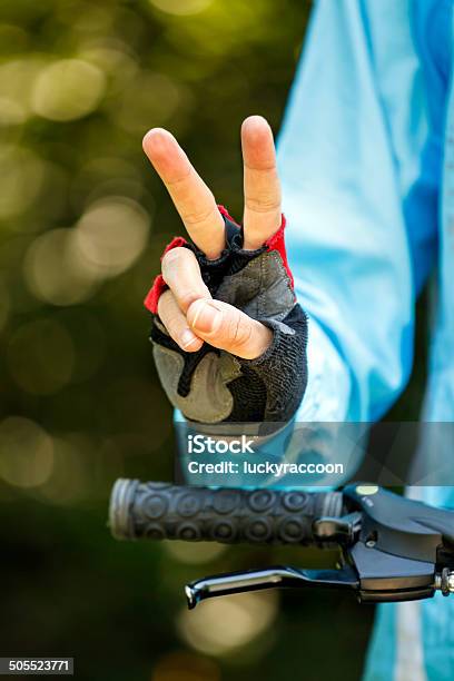 Motociclista Mostrando Sinal De Vitóriaciclismo Conceito De Imagem - Fotografias de stock e mais imagens de Adulto