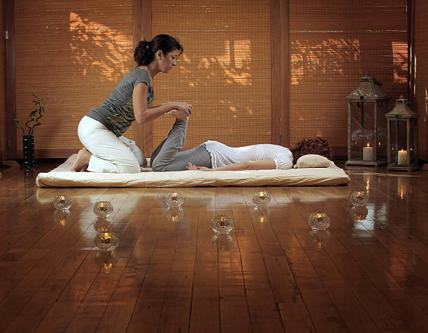 태국 마사지 - massaging thailand thai culture shiatsu 뉴스 사진 이미지