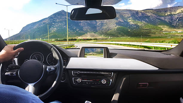 auto dashboard - car steering wheel windshield speedometer foto e immagini stock