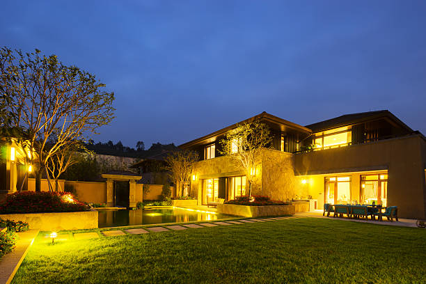 cortile in villa moderna in chiaro cielo di notte - clear sky residential district house sky foto e immagini stock