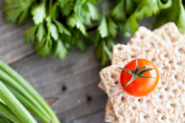 Crispbread with tomatoes, parsley, onion and pepper