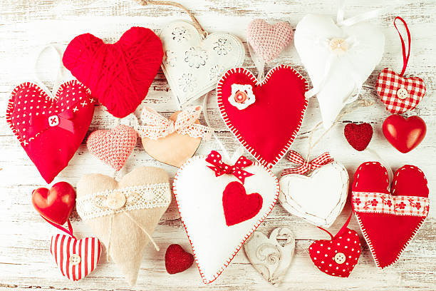 handgemachte herzen valentinstag - heart shape textile button hanging stock-fotos und bilder