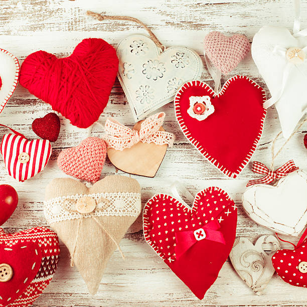 handgemachte herzen valentinstag - heart shape textile button hanging stock-fotos und bilder