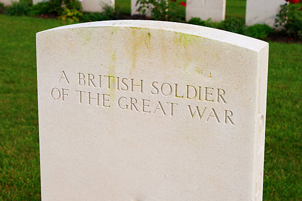 british soldier de los grandes de la primera guerra mundial - flanders war grave war memorial fotografías e imágenes de stock