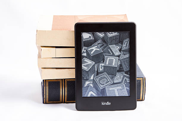 amazon kindle paperwhite - kindle e reader book reading stock-fotos und bilder