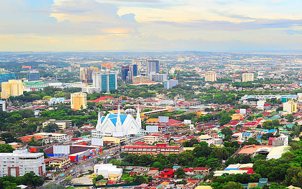 metro cebu au coucher du soleil - building exterior built structure pier water photos et images de collection