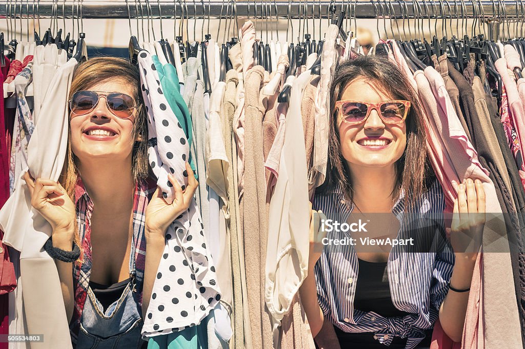 Jeune Belle femme shopping au marché des tissus de la semaine - Photo de Style rétro libre de droits