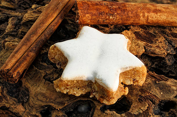 natale biscotti e stecche di cannella - zimtstern foto e immagini stock