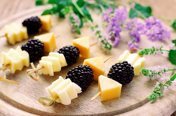 blackberry und käse-sticks - canape buffet cocktail food stock-fotos und bilder