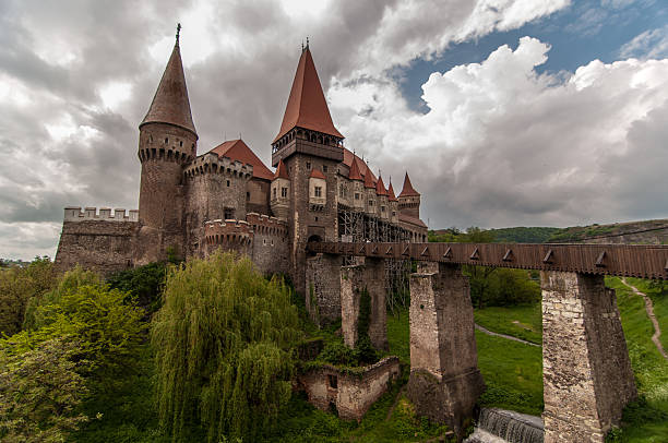 corvin castle in rumänien - rumänien stock-fotos und bilder