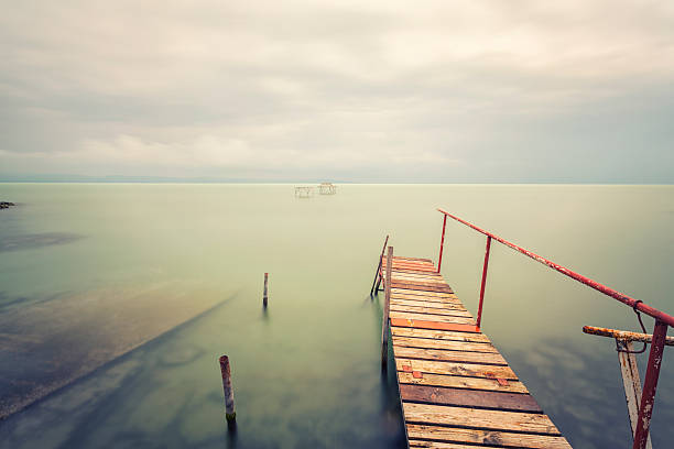 pier» и озеро - disapear into horizon стоковые фото и изображения