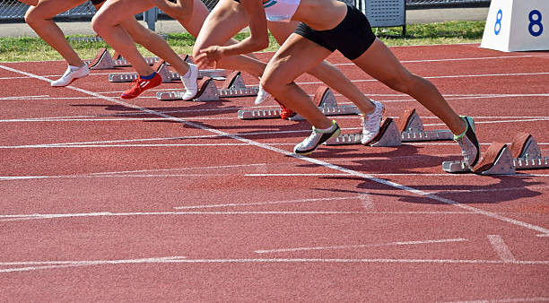 бегунов на старт - 100 meter стоковые фото и изображения