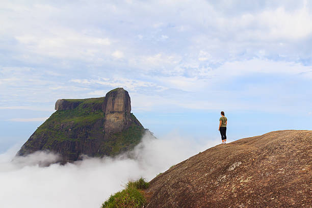 femme au bord de la montagne à rio de janeiro - gavea mountain photos et images de collection