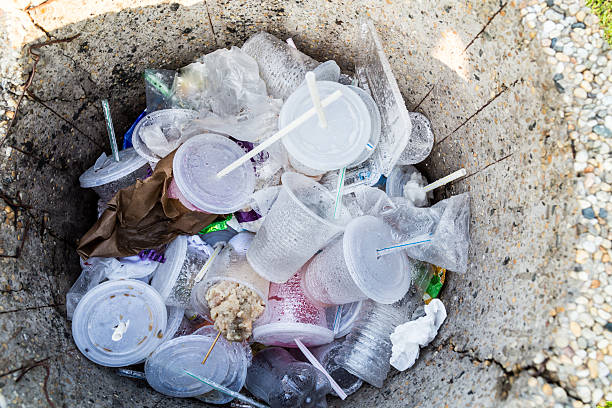 ambiental perigosos não biodegradável recipientes de pvc e st - non polluting imagens e fotografias de stock