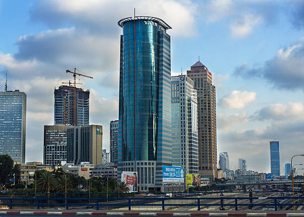 vue sur la ville de tel aviv, de nuit - tel aviv israel skyline traffic photos et images de collection