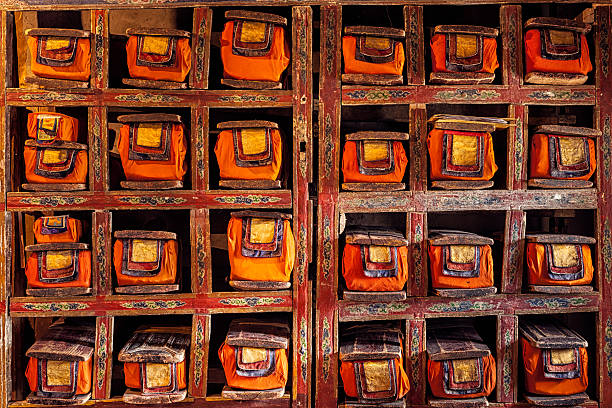 cuentas de old manuscritos en monasterio de budistas - tibetan script fotografías e imágenes de stock