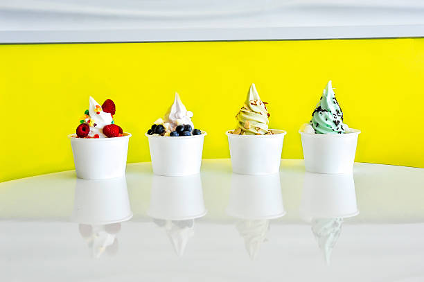 yaourt glacé choix de chaînes - nappage photos et images de collection