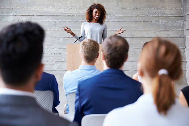 femme d'affaires parler les participants à une conférence - conférencier photos et images de collection