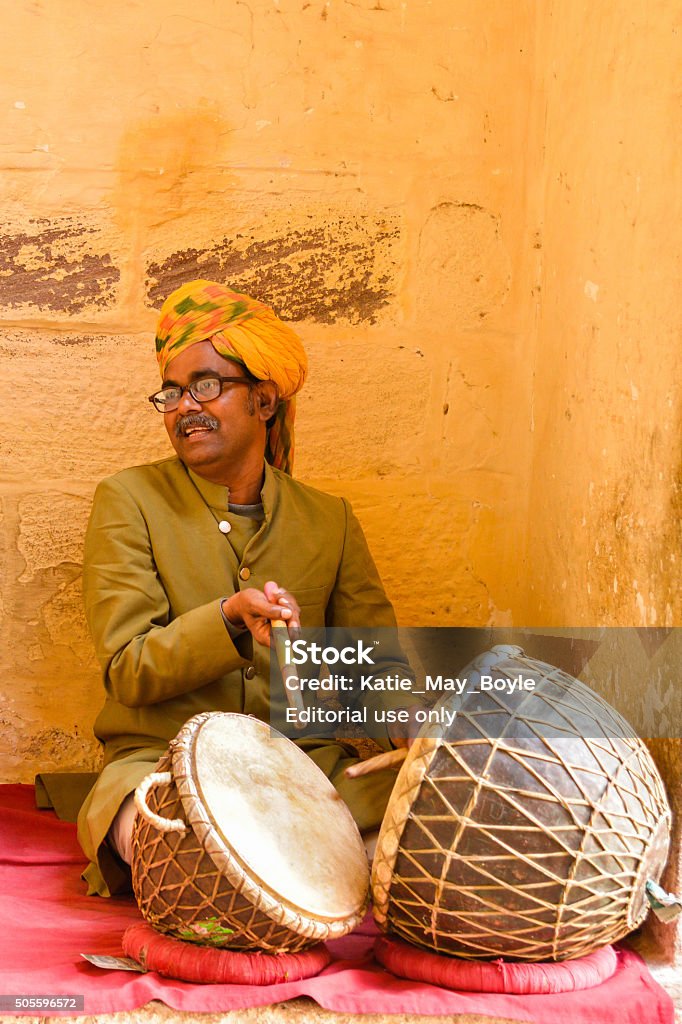 Musiciens préférés - Page 2 Homme-jouant-des-percussions-nagara-indien-en-jodhpur-inde