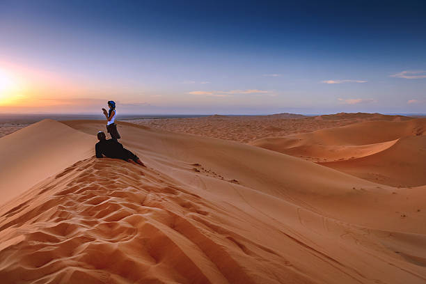 para podziwiając zachód słońca erg chebbi wydmy, maroko, afryka północna - landscape desert wave pattern erg chebbi dunes zdjęcia i obrazy z banku zdjęć