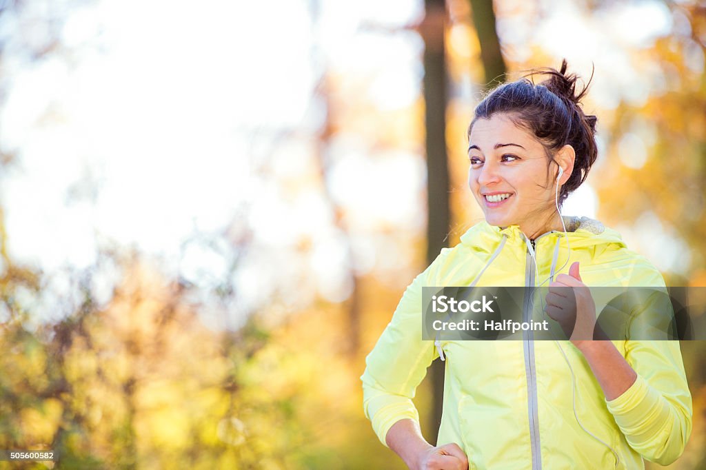 Junge Frau Laufen - Lizenzfrei Aktiver Lebensstil Stock-Foto