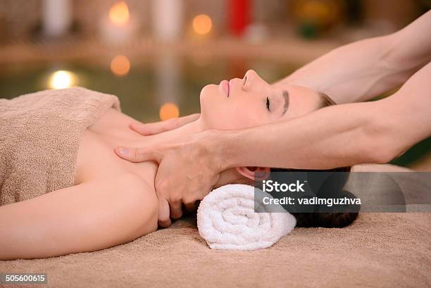 Massage Stockfoto und mehr Bilder von Auftragen - Auftragen, Entspannung, Erwachsene Person