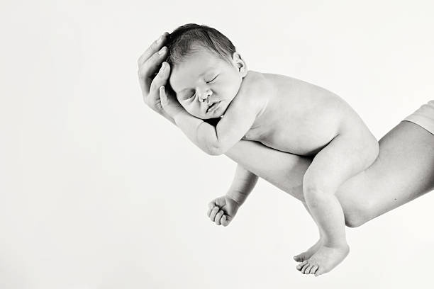 可愛らしい赤ちゃん男の子、寝室 - human foot baby black and white newborn ストックフォトと画像