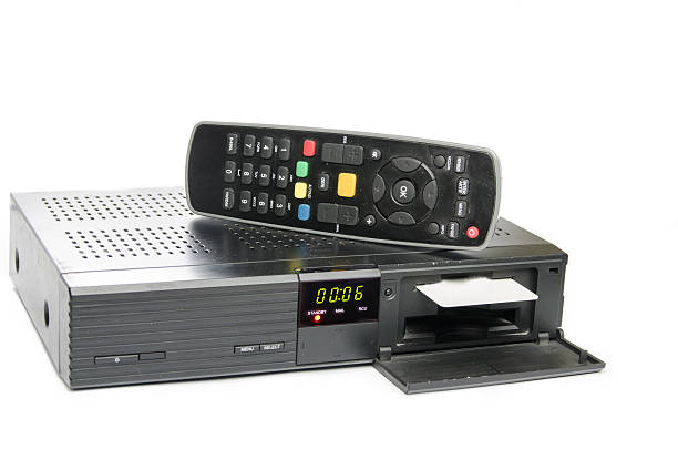 controle remoto e o receptor de tv via satélite - floorbox - fotografias e filmes do acervo