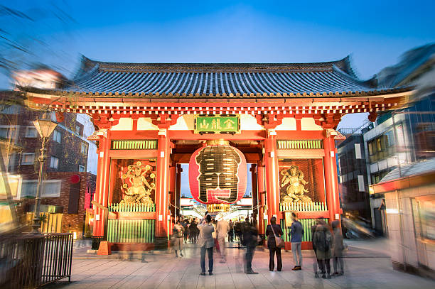 kaminarimon à tokyo au japon sur le temple du le senso-ji - kaminarimon gate photos et images de collection