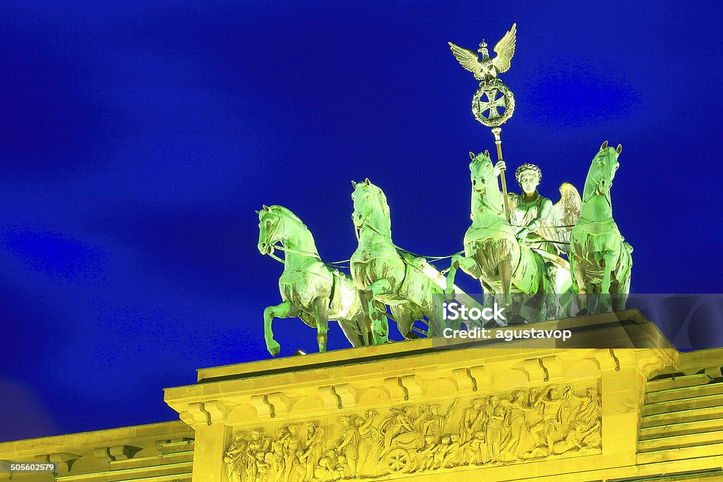 Quadriga Statue beleuchtet bei Nacht, Brandenburger Tor in Berlin - Lizenzfrei Abenddämmerung Stock-Foto