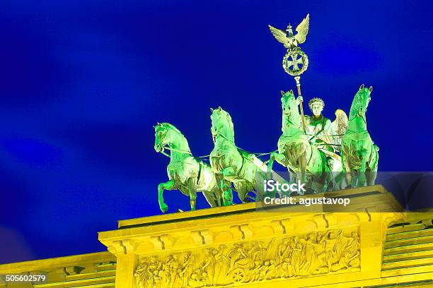 Quadriga Statue Beleuchtet Bei Nacht Brandenburger Tor In Berlin Stockfoto und mehr Bilder von Abenddämmerung