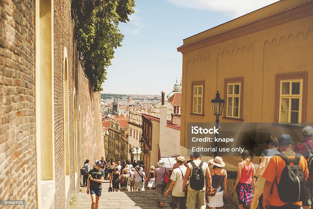Street, allez jusqu'au château de Prague - Photo de Prague libre de droits