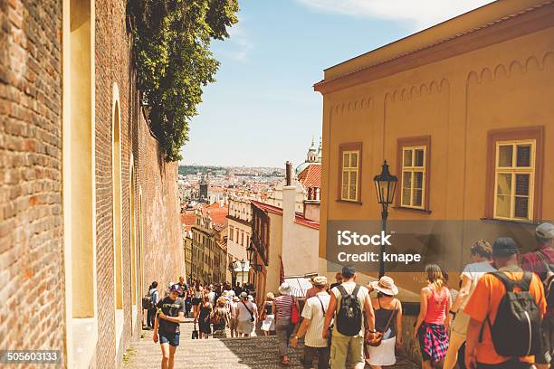 Rua Subir Para O Castelo De Praga - Fotografias de stock e mais imagens de Praga - Boémia - Praga - Boémia, Verão, Andar