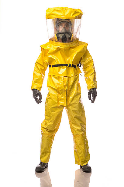 hombre en un traje hazmat - protective suit fotografías e imágenes de stock