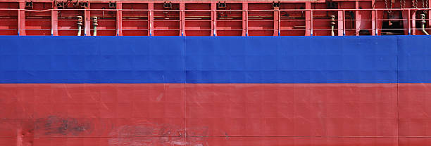 azul y rojo textura barco de carga lateral de casco - rust textured rusty industrial ship fotografías e imágenes de stock