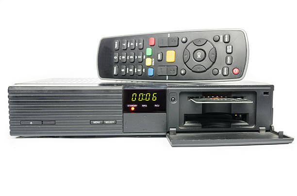 controle remoto e o receptor de tv via satélite - floorbox - fotografias e filmes do acervo
