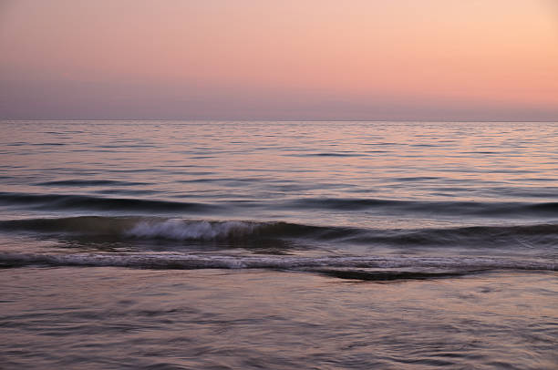 夕暮れのビーチの波 - zen like sea horizon over water blurred motion ストックフォトと画像