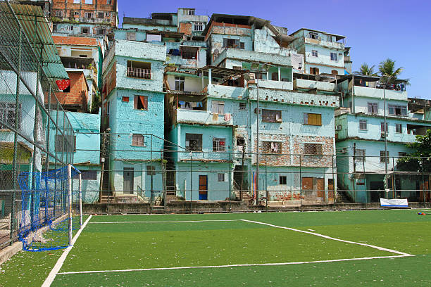 novo campo de futebol em favela - favela - fotografias e filmes do acervo