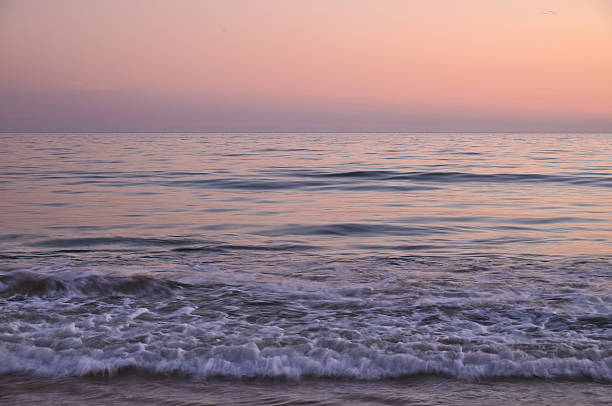 夕暮れのビーチの波 - zen like sea horizon over water blurred motion ストックフォトと画像
