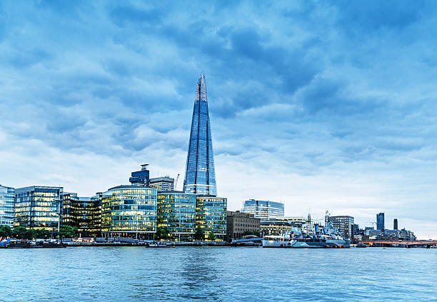 shard en la ciudad de londres con nubes - the shard london england architecture travel destinations fotografías e imágenes de stock