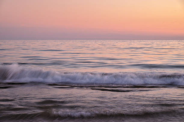 夕暮れのビーチの波 - zen like sea horizon over water blurred motion ストックフォトと画像