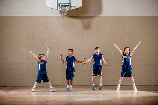 enfants faire sauter jacks - child basketball uniform sports uniform photos et images de collection