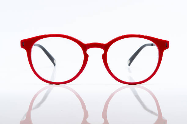 rouge des lunettes, isolé sur fond blanc - eyewear eyesight new personal accessory photos et images de collection