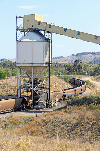 comboio da barra de carregamento de carvão e barco em mina - train coal mining australia imagens e fotografias de stock