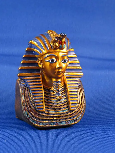 Statue of the mask of Tutankhamen