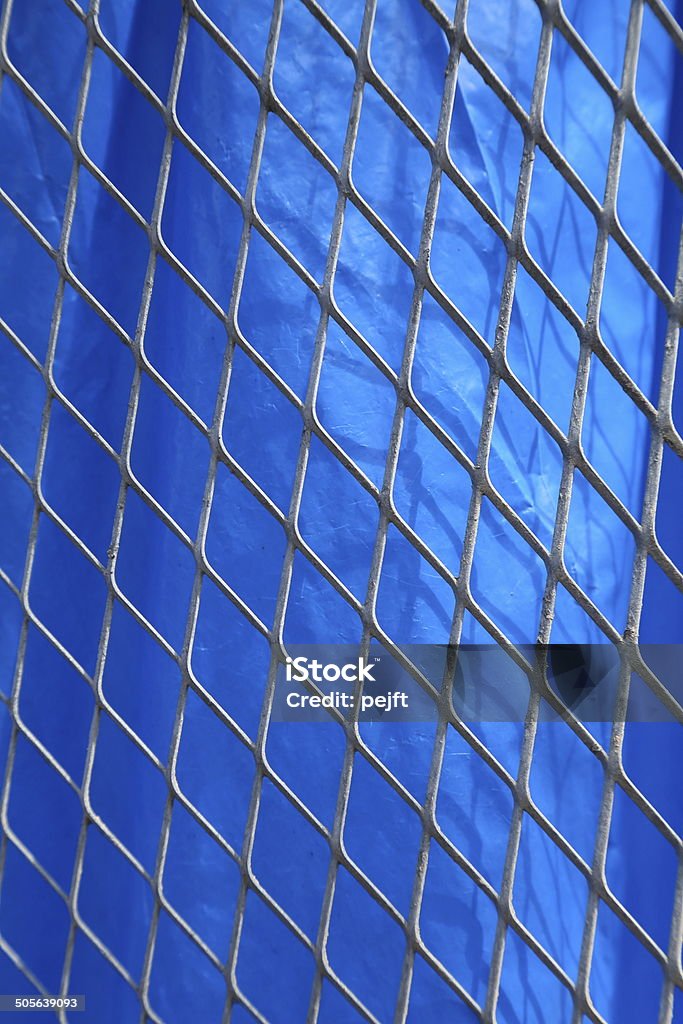 Métal net sur tissu bleu en arrière-plan - Photo de Bleu libre de droits