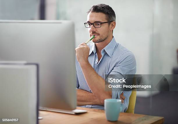 Hmmm Wo Anfangen Stockfoto und mehr Bilder von PC - PC, Männer, Betrachtung