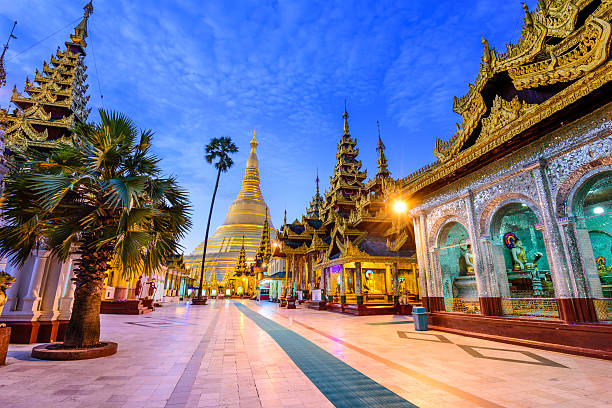 schwedagon pagode de myanmar - shwedagon pagoda yangon sunset pagoda - fotografias e filmes do acervo