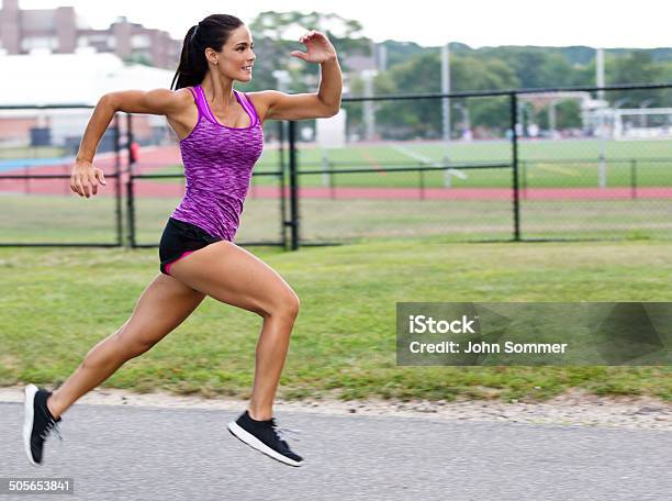 Mujer Corriendo Foto de stock y más banco de imágenes de Correr - Correr, Ejercicio físico, Estilo de vida saludable