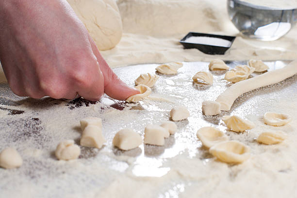 pasta fatta in casa - orecchiette foto e immagini stock